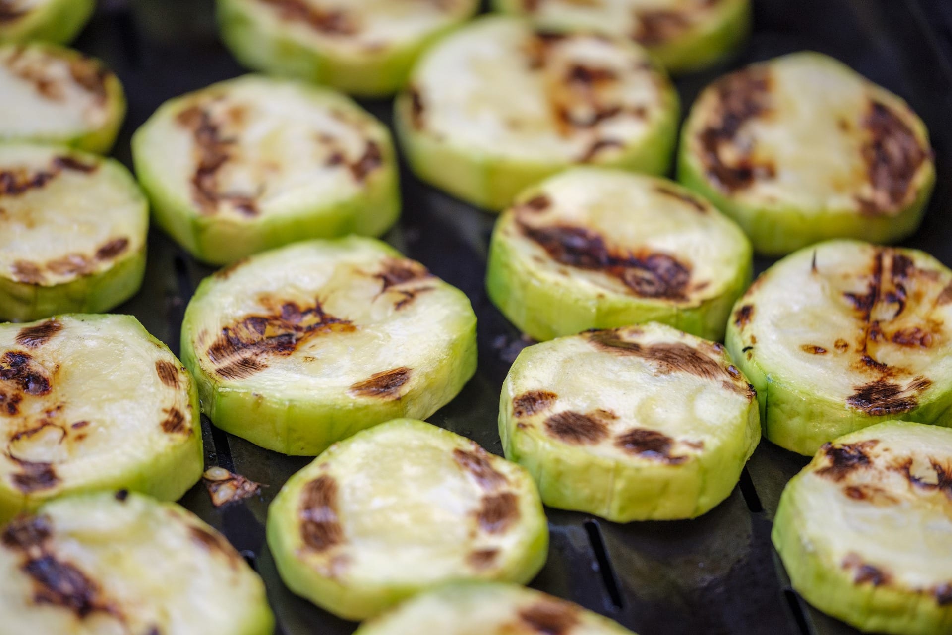 grilled zucchinni on grill grilling