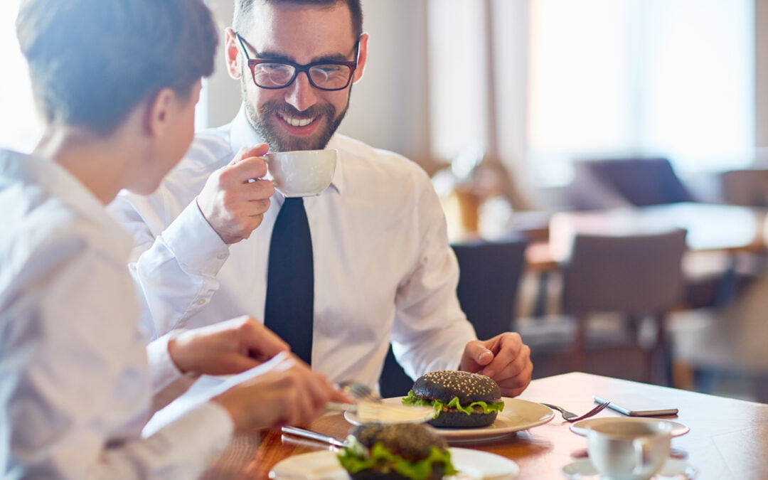 Two work people eating for lunch