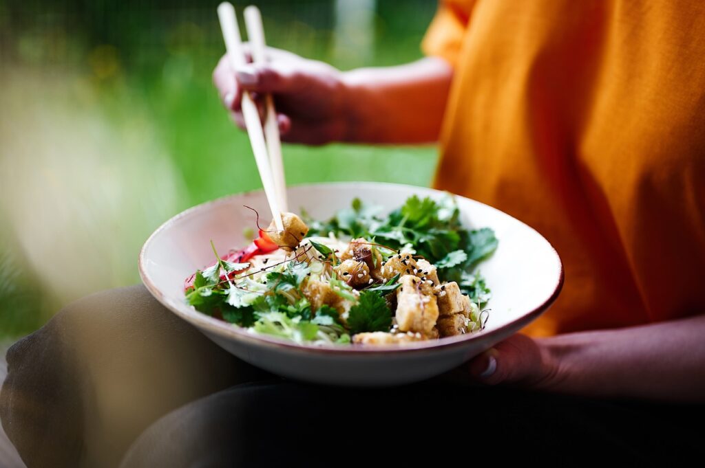woman_eating_salad_with_chopsticks