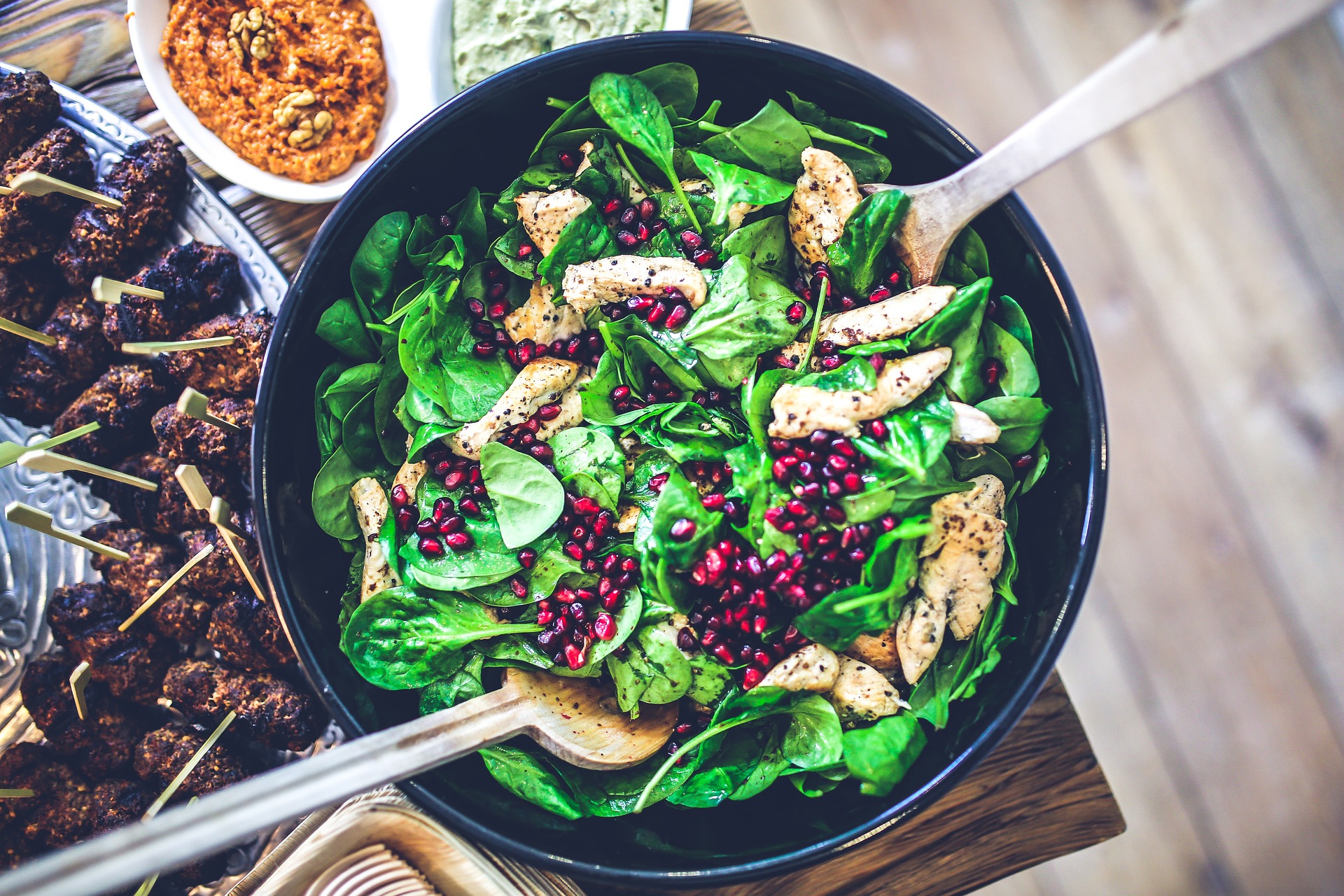 spinach salad with chicken and pomegranate seeds
