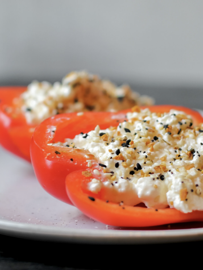 red_pepper_slices_with_cottage_cheese_and_everything_bagel_seasoning
