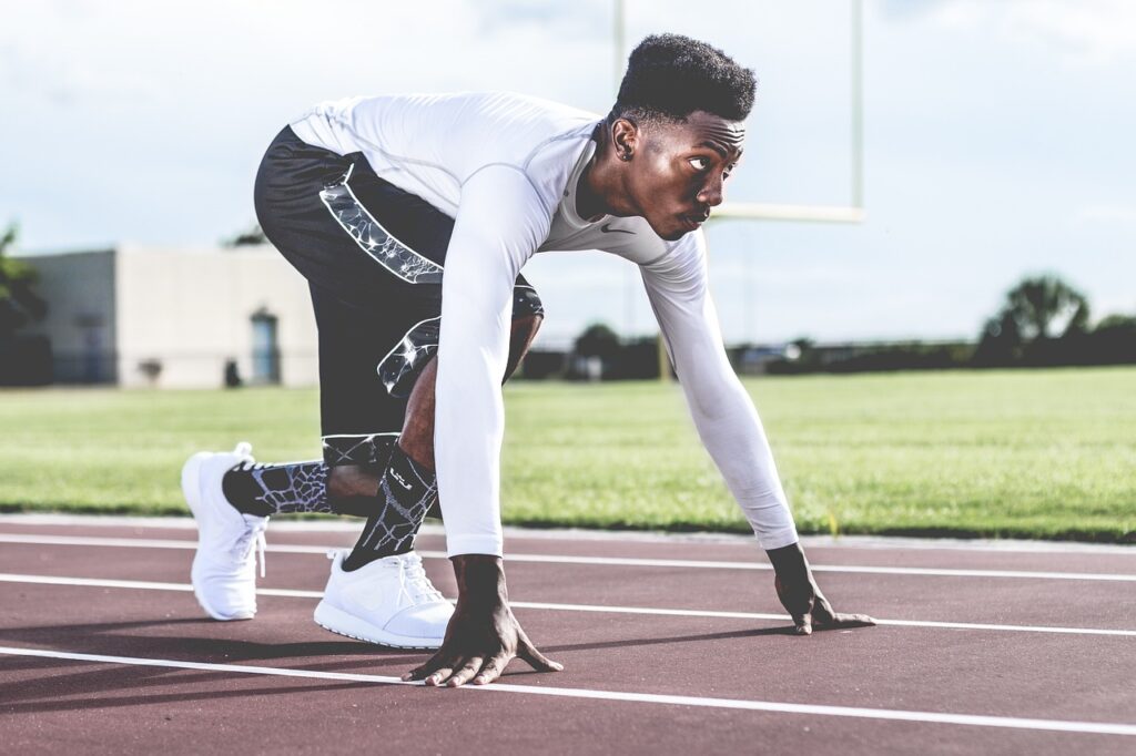 man_on_track_ready_to_sprint