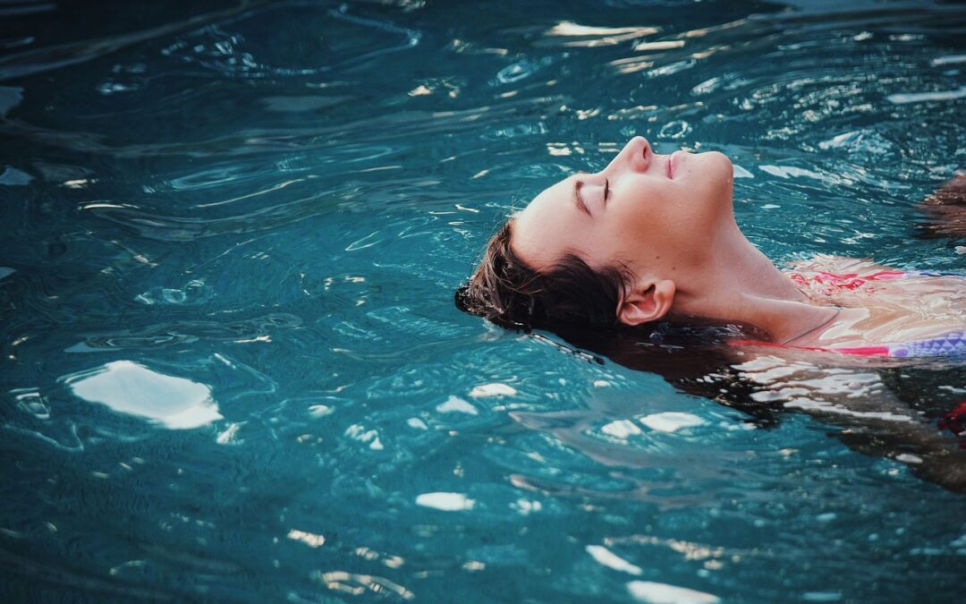 woman_happy_floating_in_water