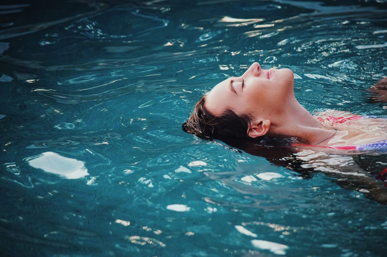 woman_happy_floating_in_water