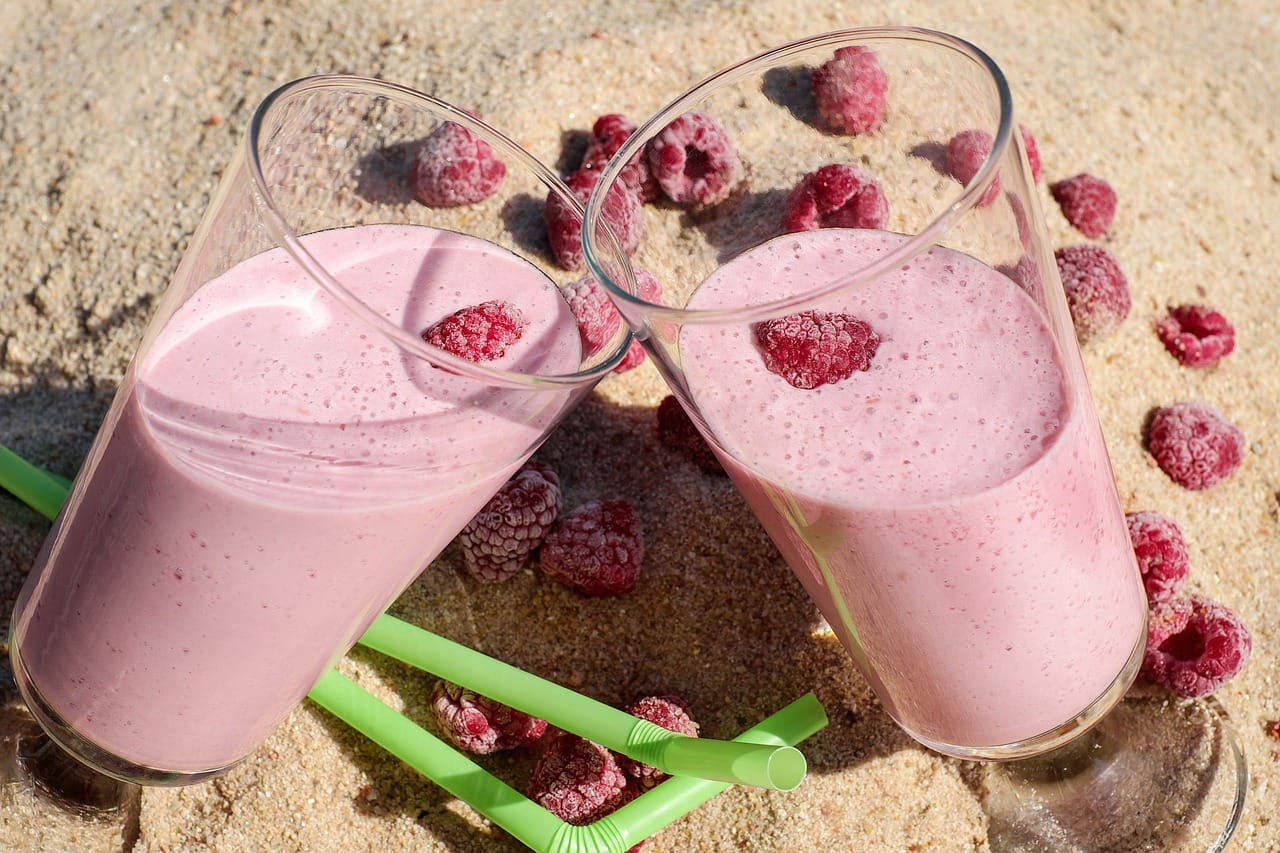 protein_shakes_in_glass_on_beach