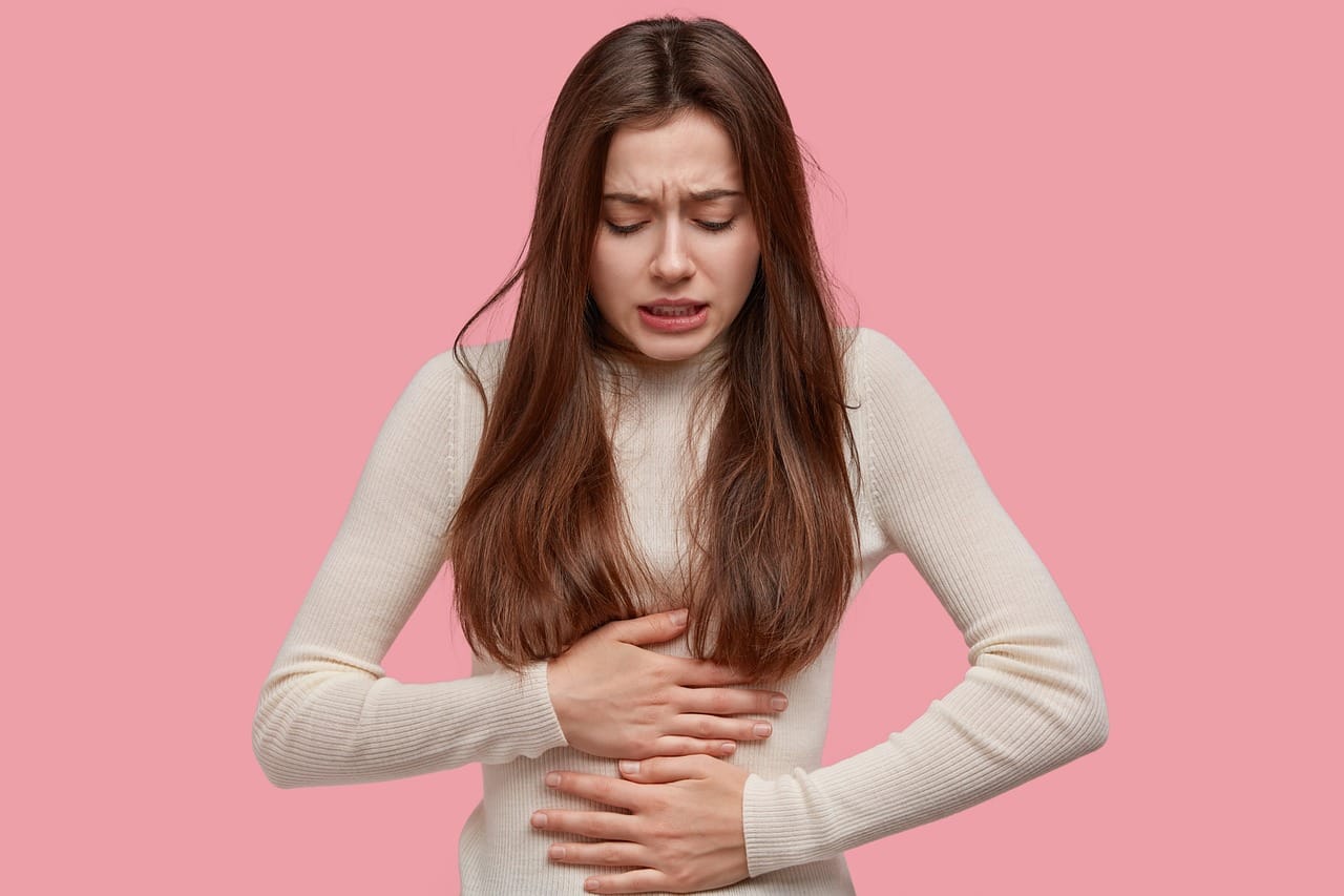 woman_with_stomach_pain_bloating_issues