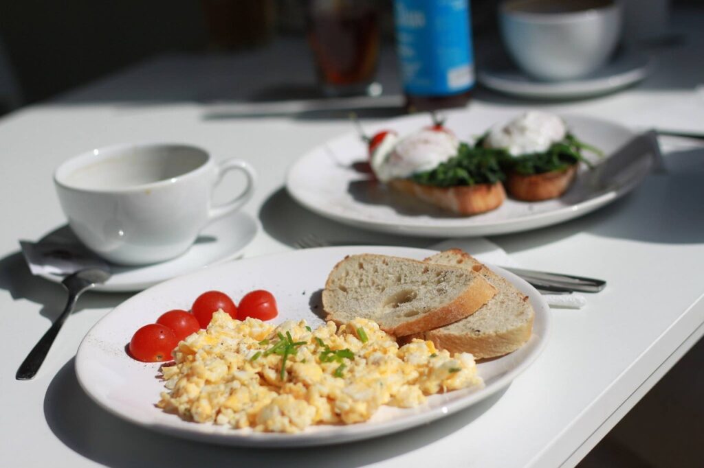 high protein breakfast of eggs and toast