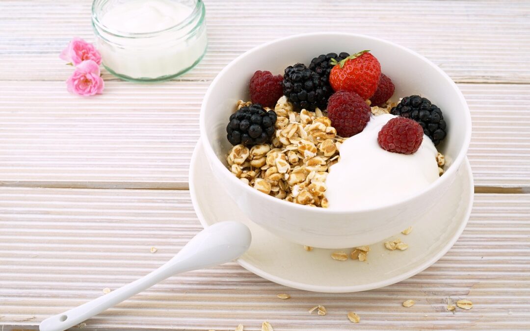 berries, oats, yogurt breakfast for gut health