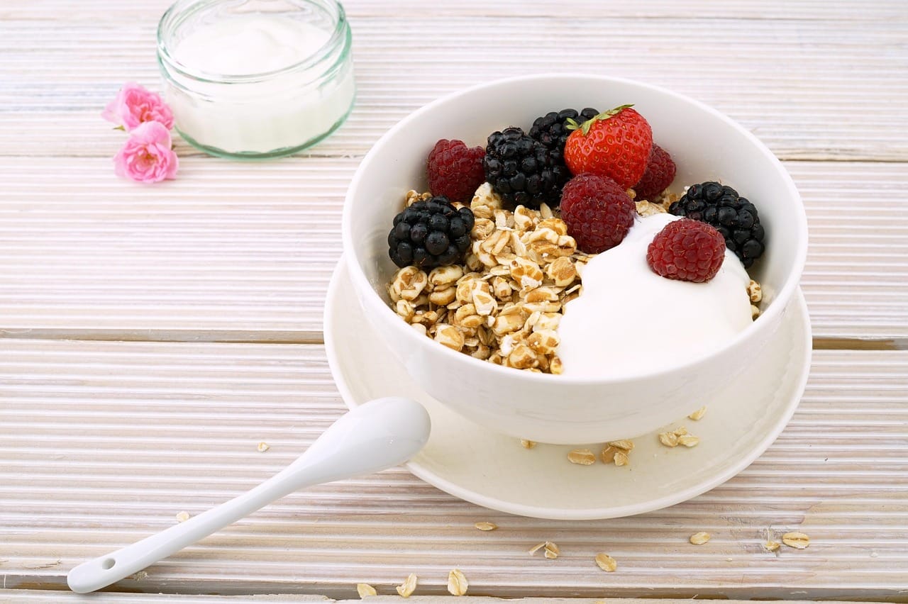 berries, oats, yogurt breakfast for gut health